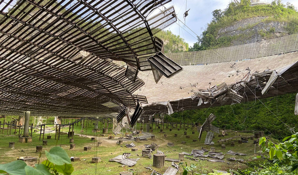 De beschadigde Arecibo radiotelescoop