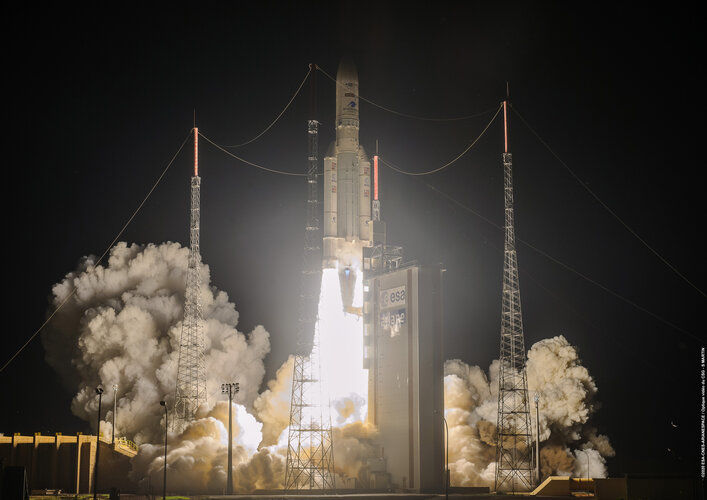 Lancering Ariane 5 raket met aan boord drie satellieten