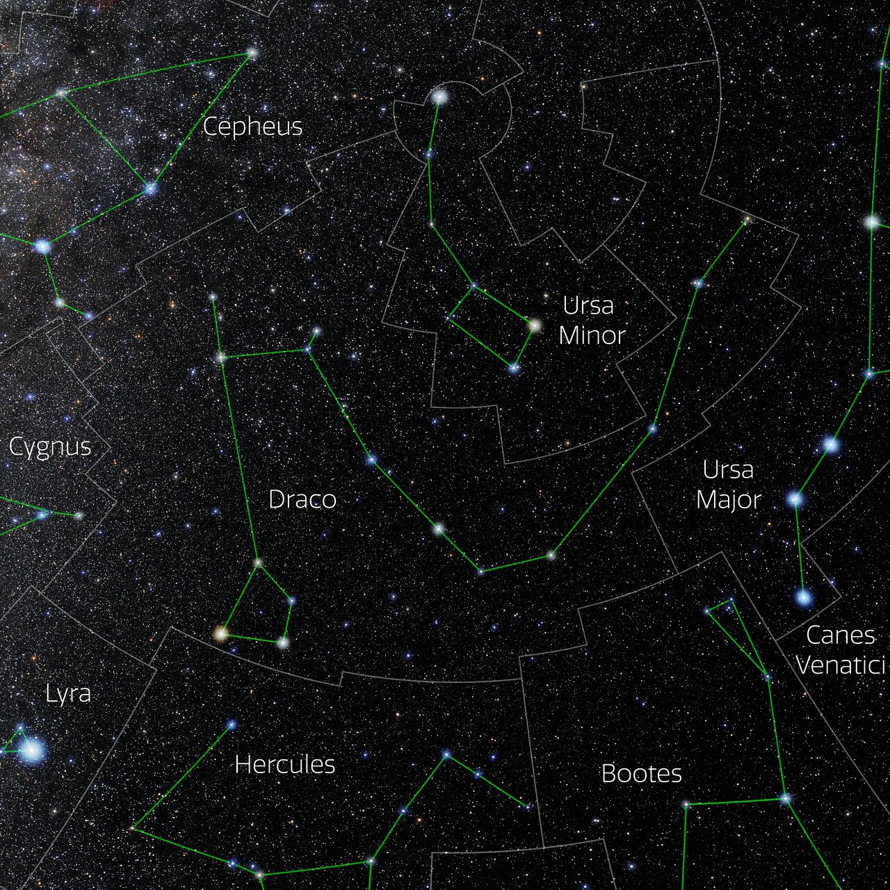 Foto van het sterrenbeeld Draco - Draak met annotaties van de IAU en Sky & Telescope.
