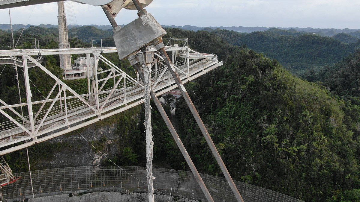 Arecibo radiotelescoop met slechte kabel