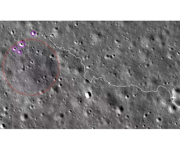 De route die Yutu 2 volgt naar enkele kraters die meer licht lijken te reflecteren.