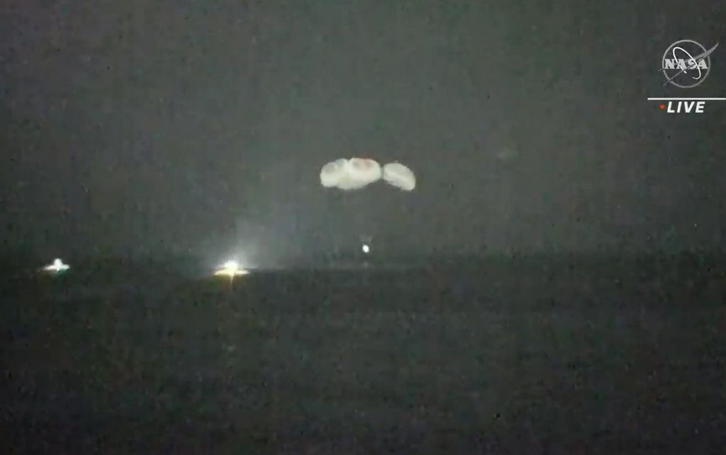 De nachtelijke landing van Crew-1