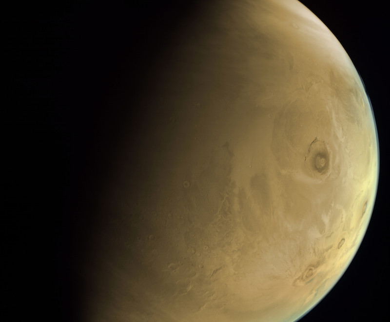 opname van Olympus Mons door de Al Amal ruimtesonde van de VAE