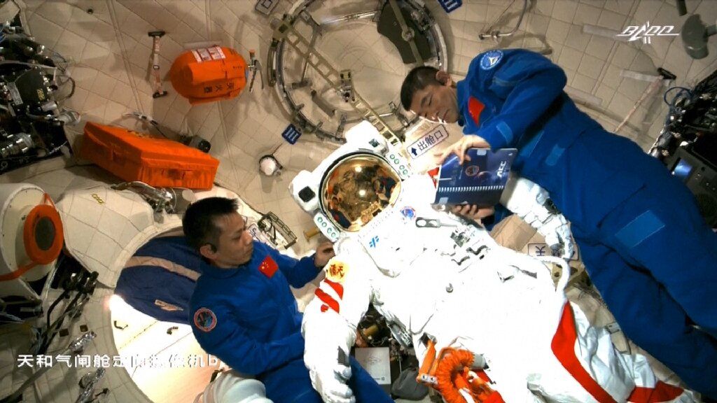 Tang Hongbo and Liu Boming (rechts) maakten de eerste Chinese ruimtewandeling vanuit het nieuwe ruimtestation Tiangong.