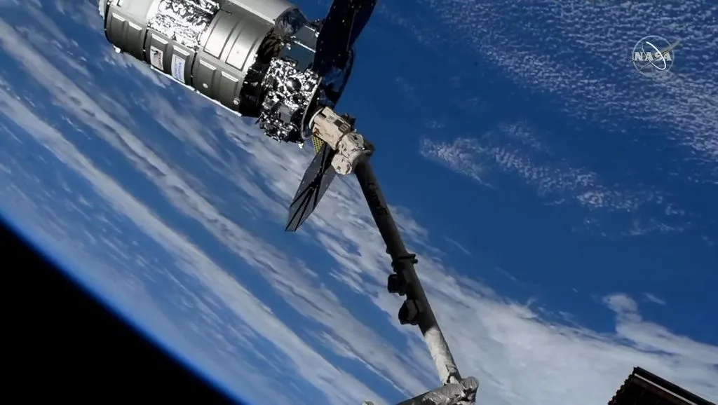 De vrachtmodule Cygnus gevangen door de ropbotarm van het ISS