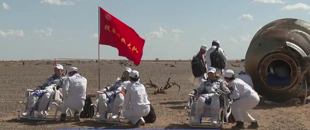 De die Chinese astronauten na hun landing in de Gobi woestijn