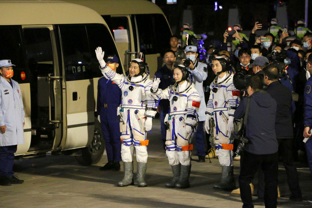 De bemanning van de Shenzhou-13