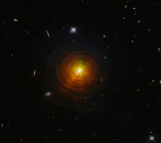 Hubble fotografeert de rode reus CW Leonis