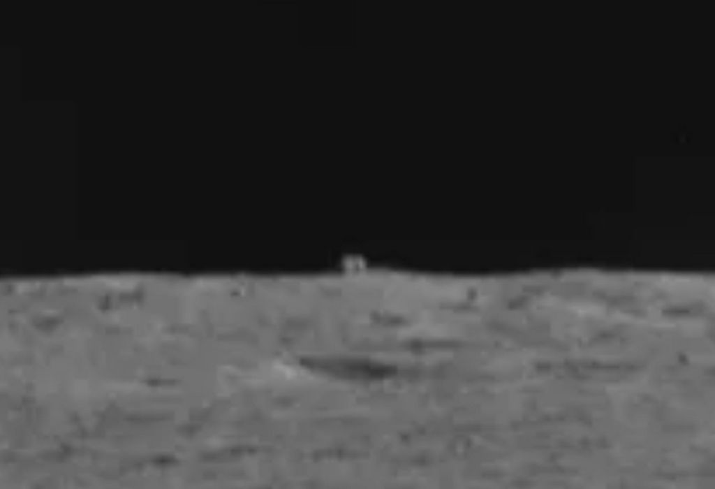 Yutu 2 ziet kubusvormig rotsblok op de Maan - vergroting