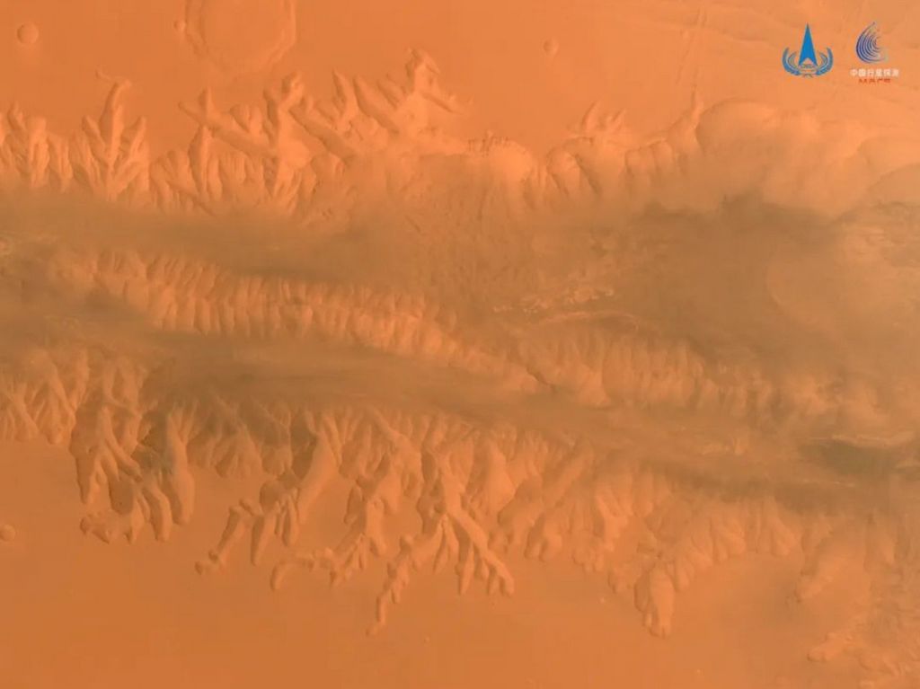 Deel van Valles marineris gefotografeerd door Tianwen-1