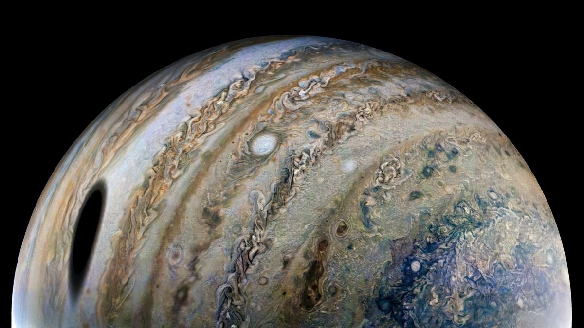 De Juno ruimtesonde maakte deze opname van Jupiter en de schaduw van de maan Ganymedes