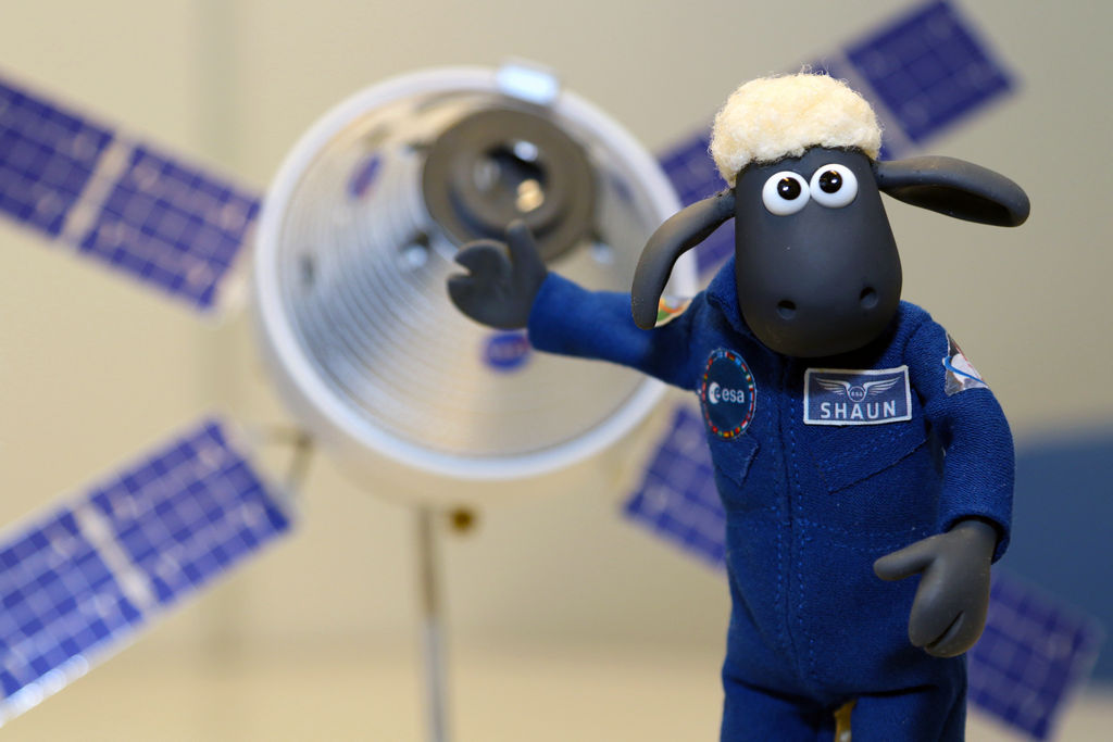 Shaun het schaap poseert bij een model van de Orion ruimtecapsule