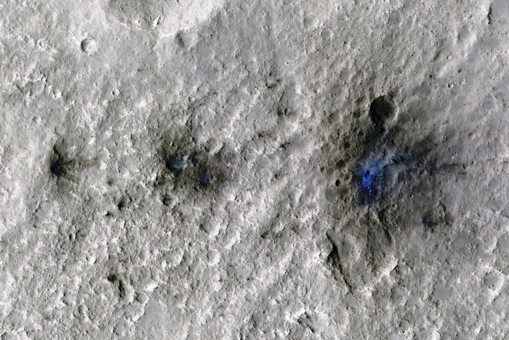 Deze kraters werden gevormd door een meteoroïde-inslag op Mars op 5 september 2021, de eerste die werd gedetecteerd door de InSight lander van de NASA. 