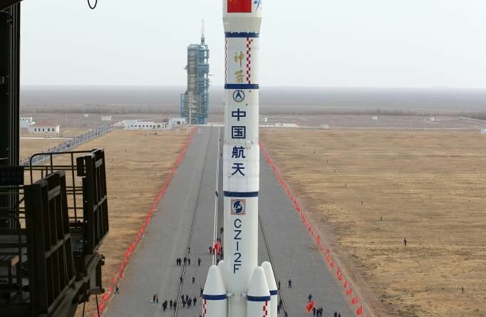 Shenzhou 15 en zijn Lange Mars 2F-raket op het lanceerplatform
