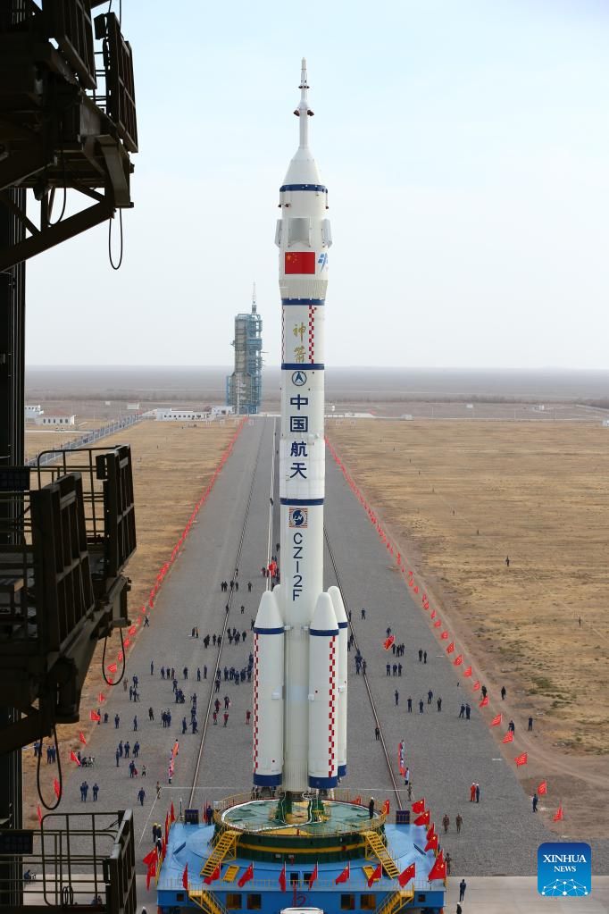 Shenzhou 15 en zijn Lange Mars 2F-raket op het lanceerplatform 
