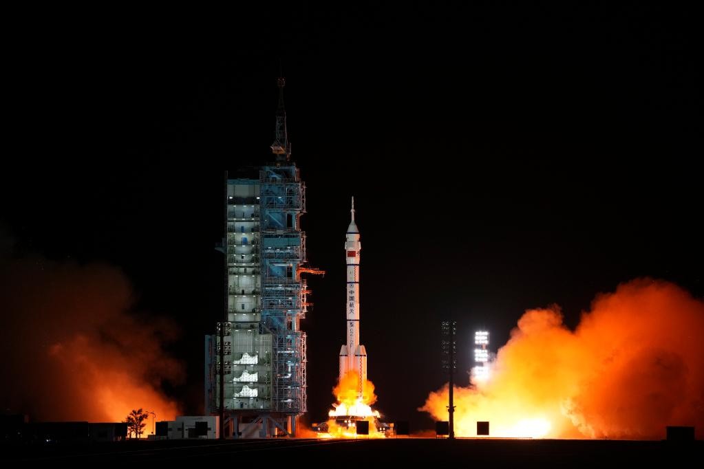 De Shenzhou-15 werd met behulp van een Lange Mars-2Y Y15-raket gelanceerd. 