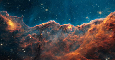 Deze Webb-opname toont de Kosmische Kliffen, een gebied aan de rand van een gigantische gasvormige holte in NGC 3324.