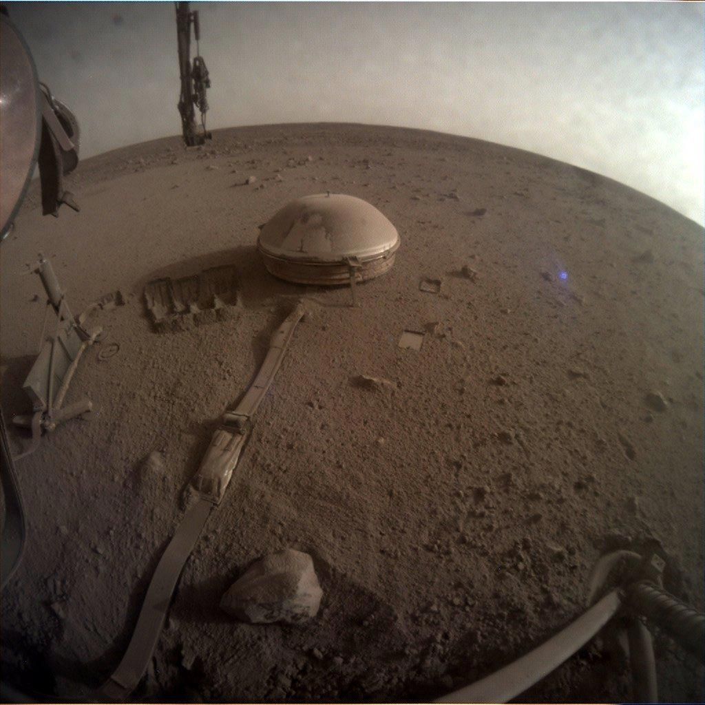 Deze foto is mogelijk de laatste foto van Mars die de InSight lander van de NASA naar de Aarde heeft gestuurd.