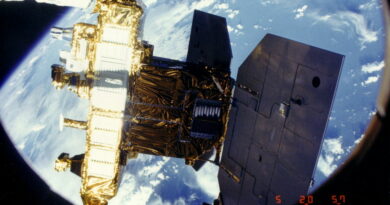 ERBS tijdens het uitzetten in de ruimte vanuit de spaceshuttle Challenger.
