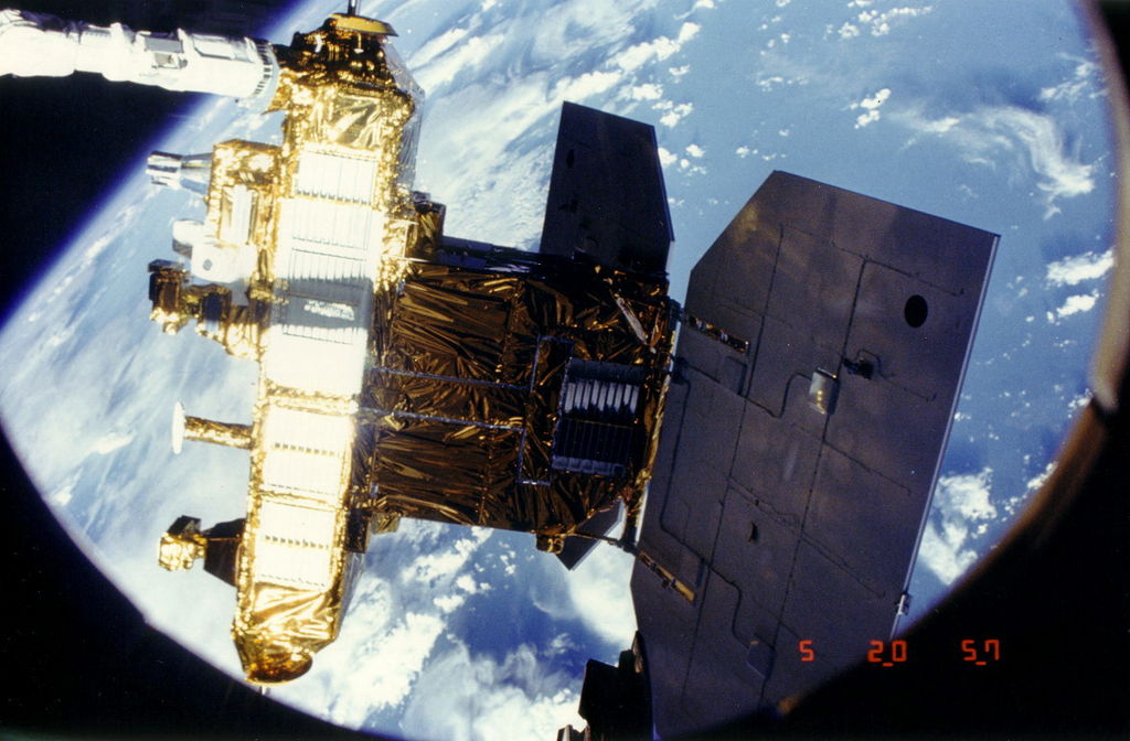 ERBS tijdens het uitzetten in de ruimte vanuit de spaceshuttle Challenger.