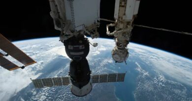De lekkende Sojoez gekoppeld aan het ISS