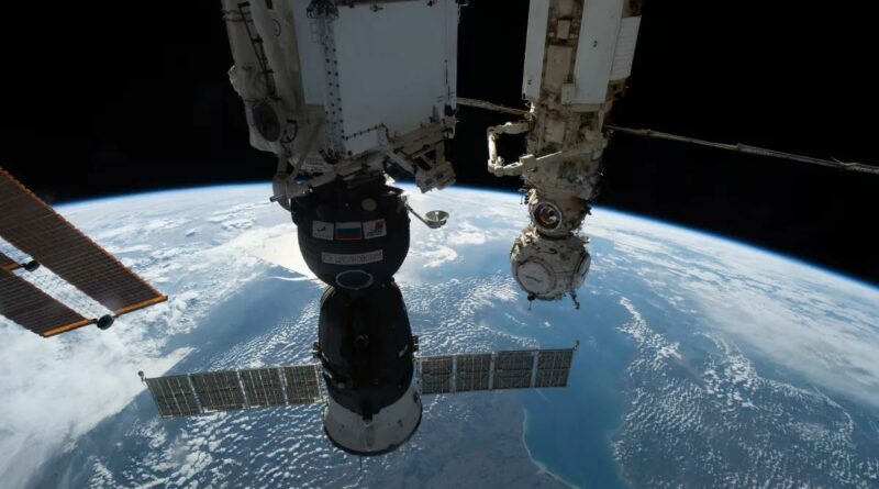 De lekkende Sojoez gekoppeld aan het ISS