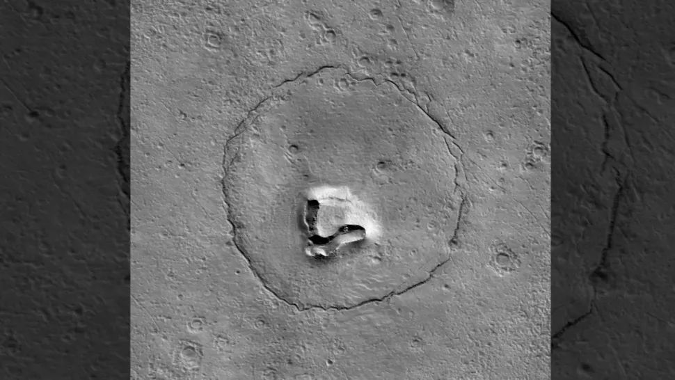 Deze gebarsten heuvel op Mars lijkt op het gezicht van een teddybeer zoals gezien door de Mars Reconnaissance Orbiter