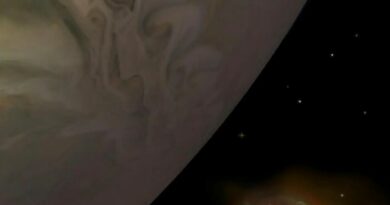 Io treedt in de schaduw van Jupiter. Artist rendering van zuurstof-, natrium- en kalium-aurora’s als Io de schaduw van Jupiter binnentreedt.