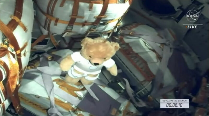 De kleine teddybeer in de Sojoez MS23 dient als gewichtsloosheidindicator.