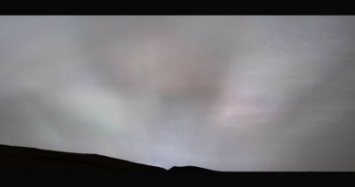 lichtstrepen strekken zich uit over een bewolkte hemel op Mars.