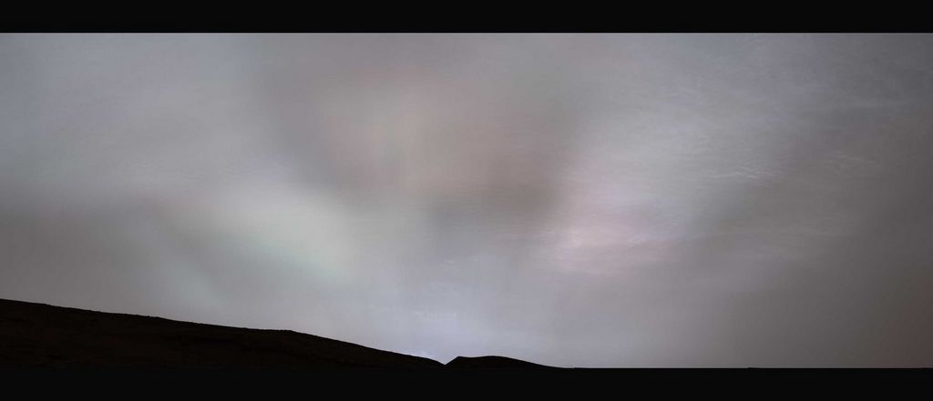 lichtstrepen strekken zich uit over een bewolkte hemel op Mars.