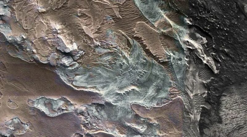 Een foto van het landschap van Mars van bovenaf waarop ijsafzettingen te zien zijn.