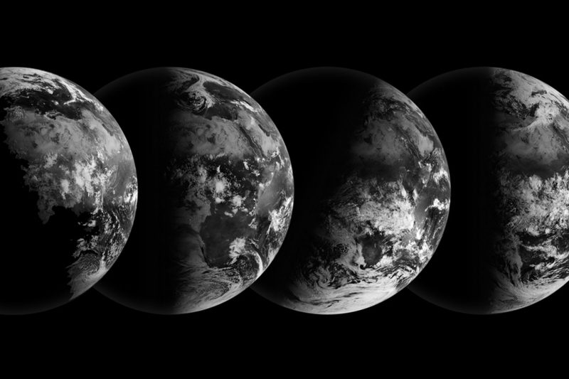 Equinox: vier zwart-wit satellietbeelden van de halve aarde, met verschillende seizoenshellingen.
