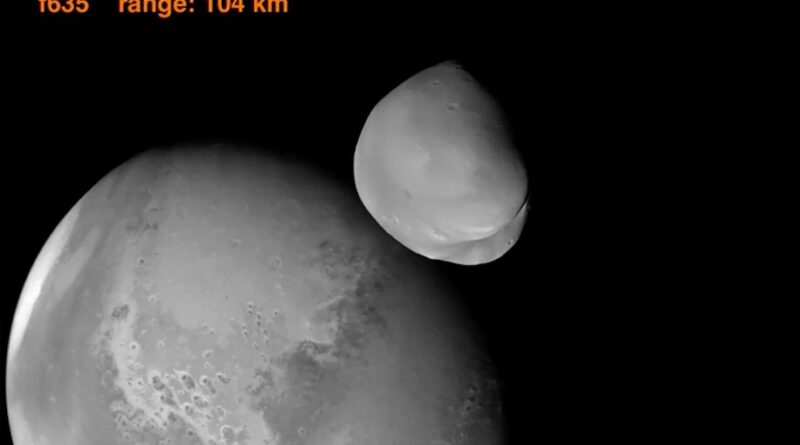 Deze afbeelding van het UAE Space Agency toont de planeet Mars en zijn maan, Deimos, op de voorgrond. De Amal ruimtesonde van de Verenigde Arabische Emiraten - Amal is Arabisch voor “hoop”- vloog in maart 2023 binnen 100 kilometer van Deimos.