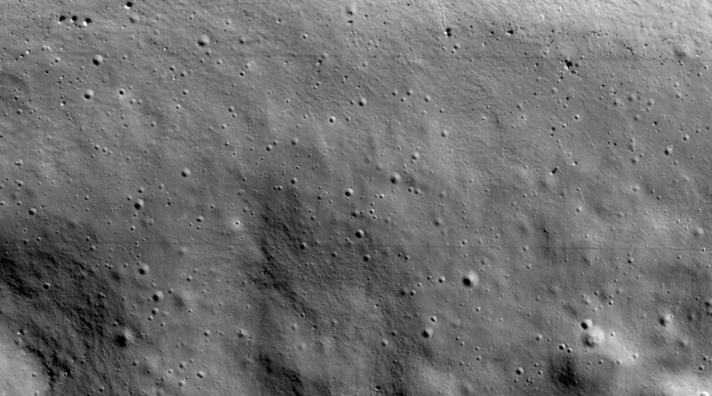Dit beeld van de Shackleton-krater werd vastgelegd door NASA's ShadowCam-instrument