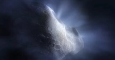 Een grote rots in de ruimte waaruit een witte troebele waas stroomt.