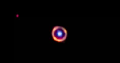 James Webb Space Telescope-afbeelding van complexe organische moleculen in een ver sterrenstelsel, weergegeven als een wazige rode ring rond een lichtblauwe vlek die een voorgrondstelsel is.