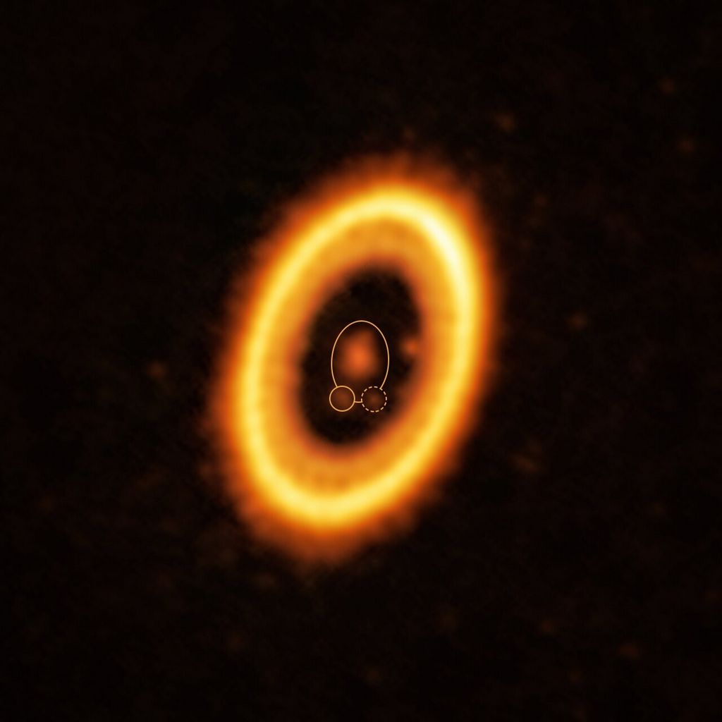 Deze afbeelding, gemaakt met de Atacama Large Millimeter/submillimeter Array (ALMA), waarin ESO een partner is, toont het jonge planetaire systeem PDS 70, dat zich op bijna 400 lichtjaar van de Aarde bevindt. 