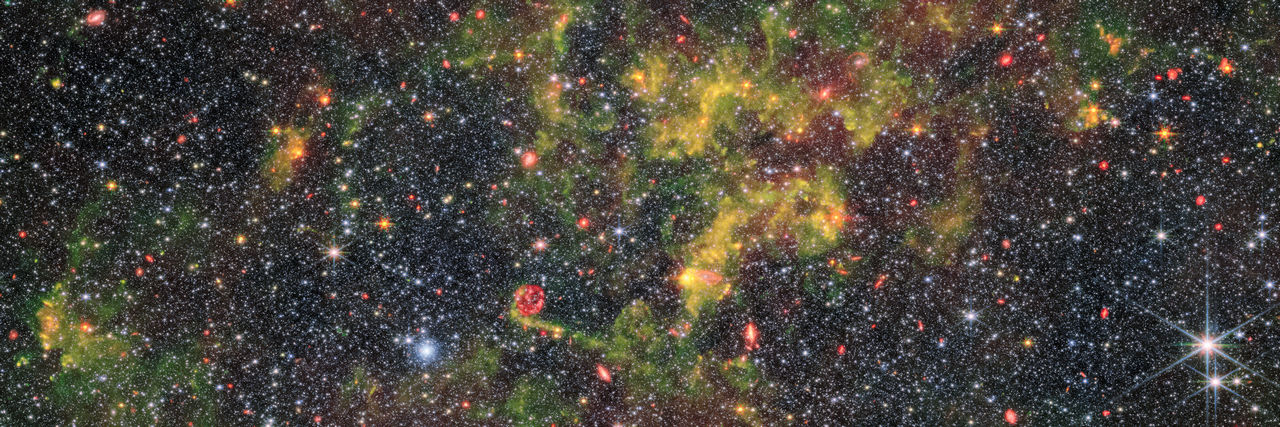 Een dicht veld van sterren en stof in NGC 6822 gezien door de James Webb Space Telescope. 