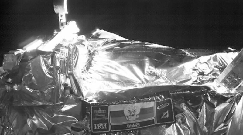 een metalen ruimtevaartuig in de ruimte met de Russische vlag.