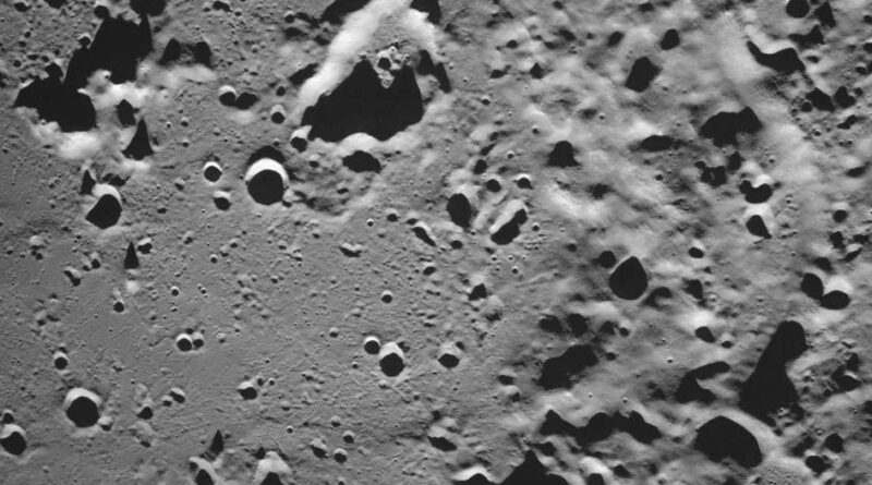 Kraters van alle groottes en diepten strekken zich uit over het oppervlak van het grijze oppervlak van de maan.