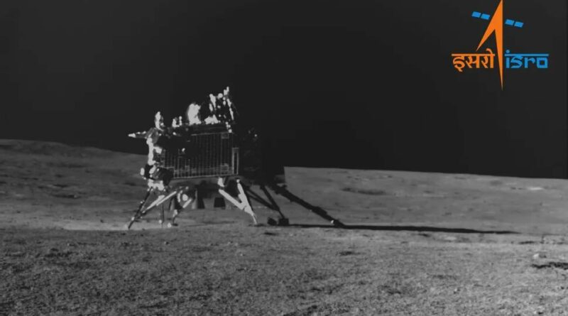 De Vikram-lander van de Chandrayaan 3-missie gefotografeerd op het maanoppervlak door de Pragyan-rover.