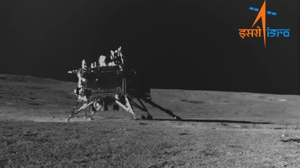 De Vikram-lander van de Chandrayaan 3-missie gefotografeerd op het maanoppervlak  door de Pragyan-rover.