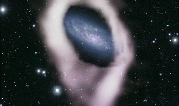 Het sterrenstelsel NGC 4632 en zijn schijnbare poolring.
