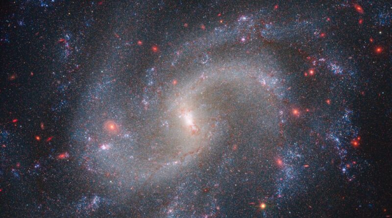 Gecombineerde gegevens van de Webb- en Hubble-ruimtetelescoop tonen het sterrenstelsel NGC 5584, op 72 miljoen lichtjaar afstand.