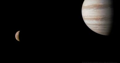 Juno fotografeerde Jupiter naast zijn maan Io tijdens een scheervlucht op 31 juli.