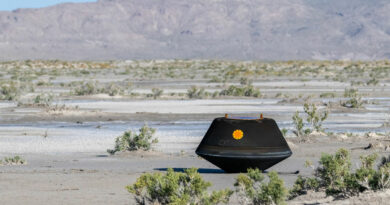 De monsterretourcapsule van NASA's OSIRIS-REx-missie gezien kort na de landing in de woestijn