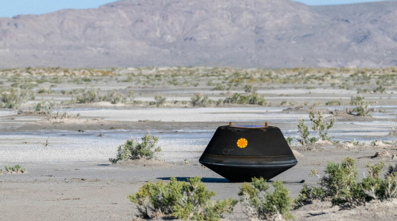 De monsterretourcapsule van NASA's OSIRIS-REx-missie gezien kort na de landing in de woestijn