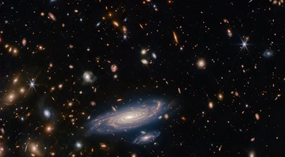 Een deep field  van verre sterrenstelsels, gezien door de Webb-ruimtetelescoop.