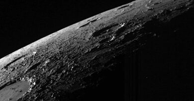 een zwart-wit weergave van een deel van een planeet bedekt met kraters.
